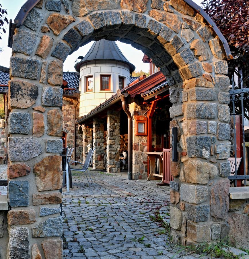 Zamecek Kaliste Hotel Poddubi Exterior photo