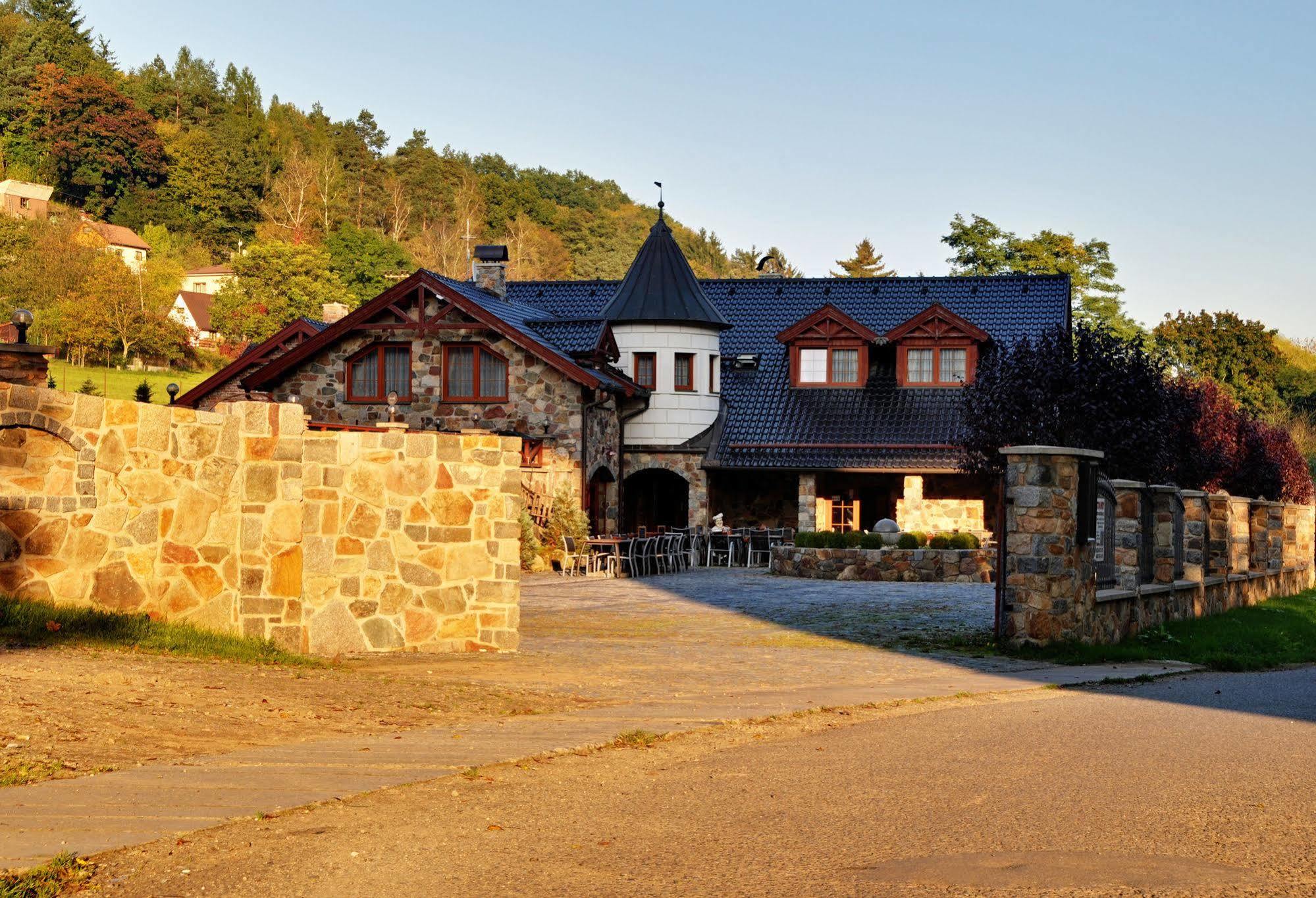 Zamecek Kaliste Hotel Poddubi Exterior photo