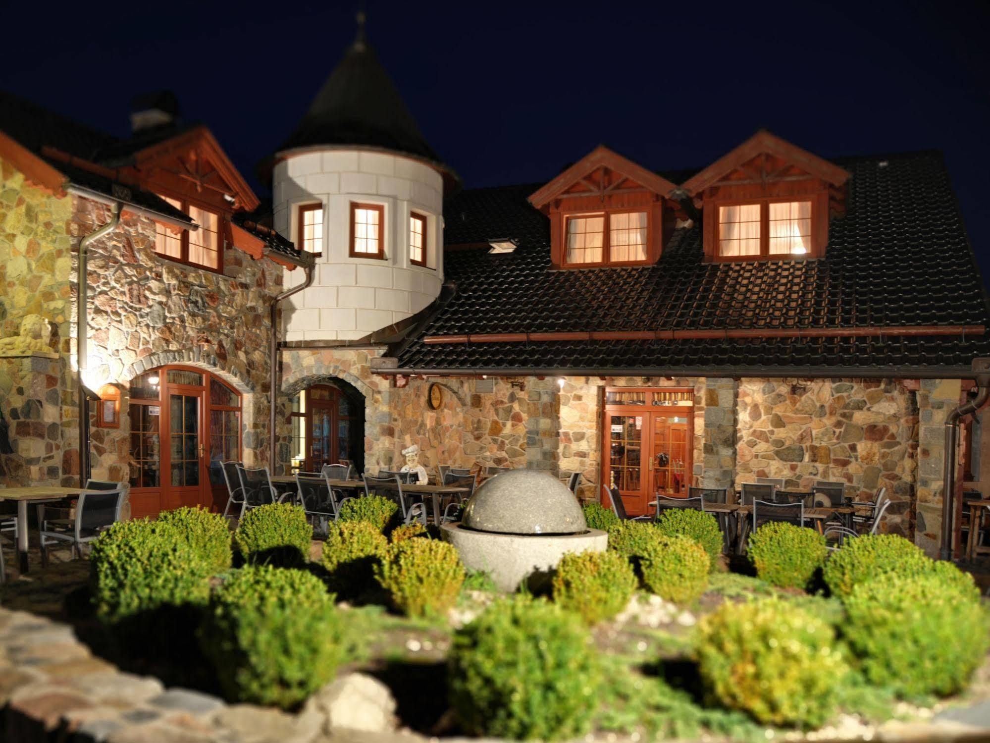 Zamecek Kaliste Hotel Poddubi Exterior photo